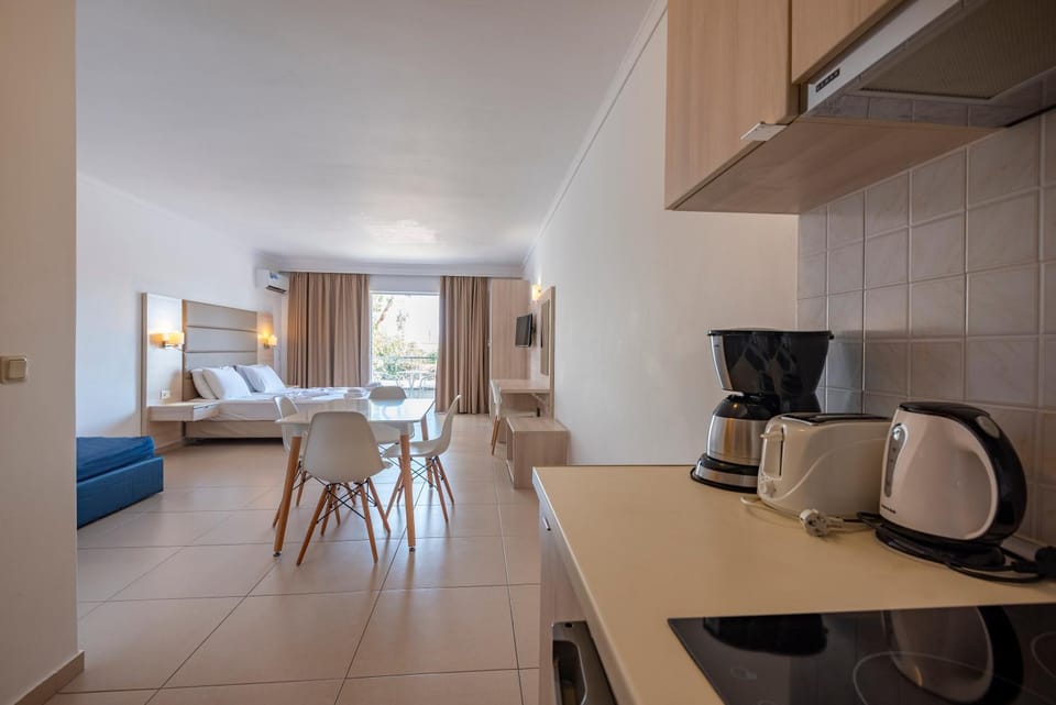 Kitchen or kitchenette, Living room, Seating area, Dining area