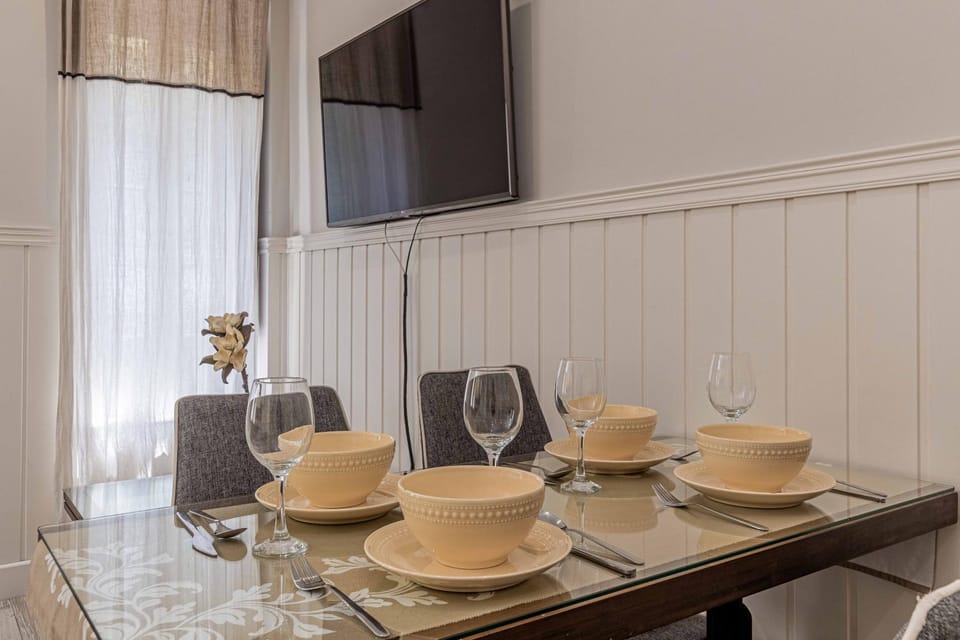 TV and multimedia, Coffee/tea facilities, Kitchen or kitchenette, Living room, Seating area, Dining area