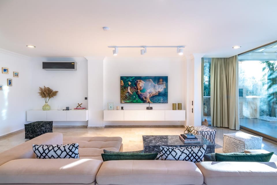 TV and multimedia, Living room, Seating area, air conditioner