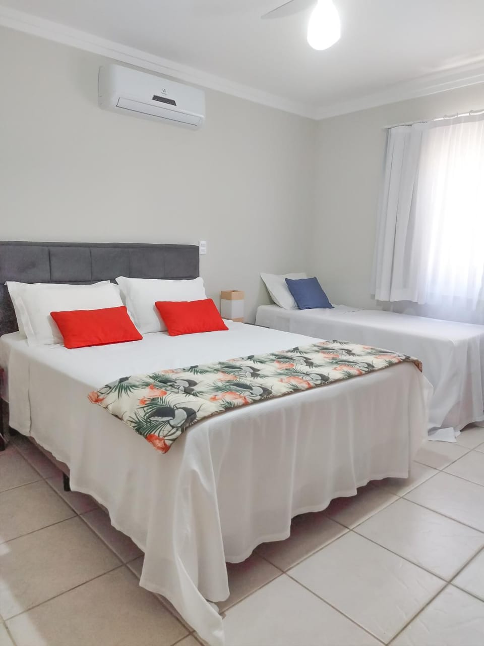 Bed, Photo of the whole room, Bedroom, air conditioner