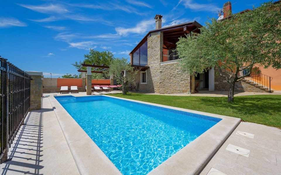 Property building, Garden, Swimming pool