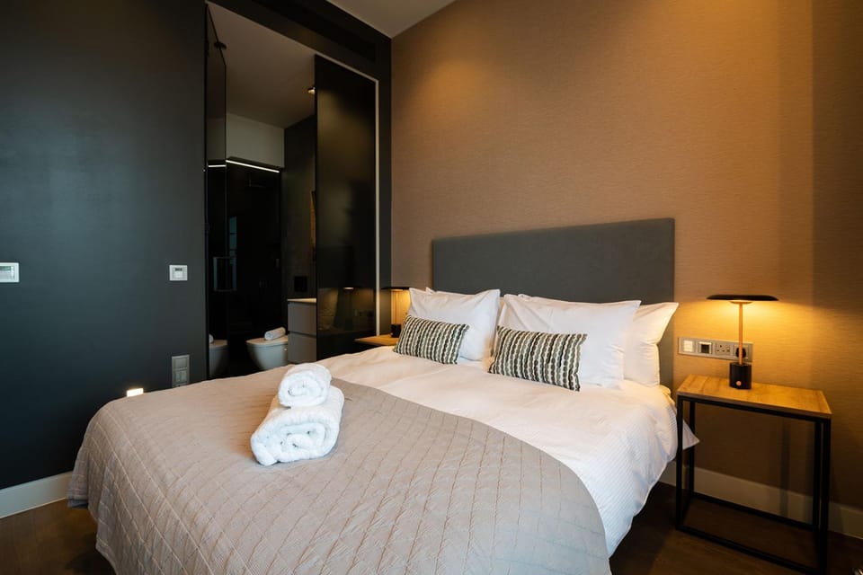 Bed, Bedroom, towels