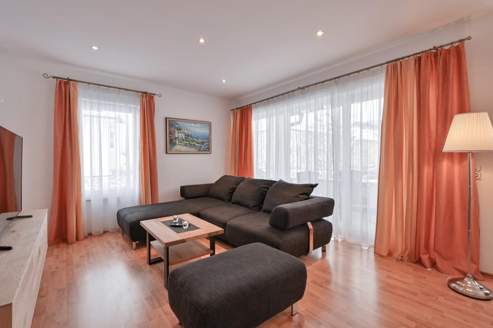 Communal lounge/ TV room, Living room, Seating area