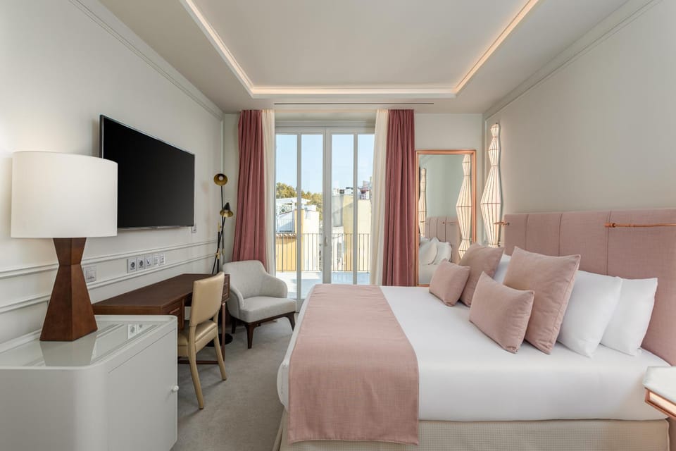 Bed, TV and multimedia, Photo of the whole room, Seating area, Bedroom, City view, Street view