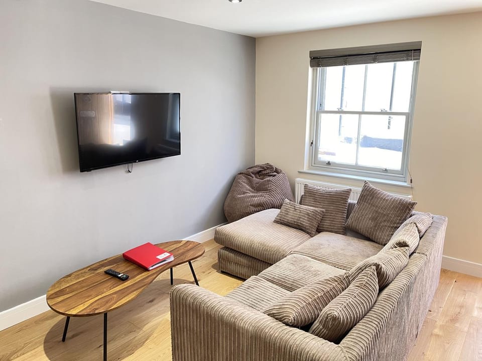 Property building, TV and multimedia, Living room, Seating area
