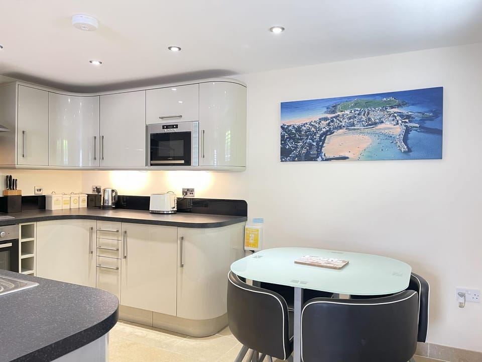 Property building, Kitchen or kitchenette, Dining area, stove