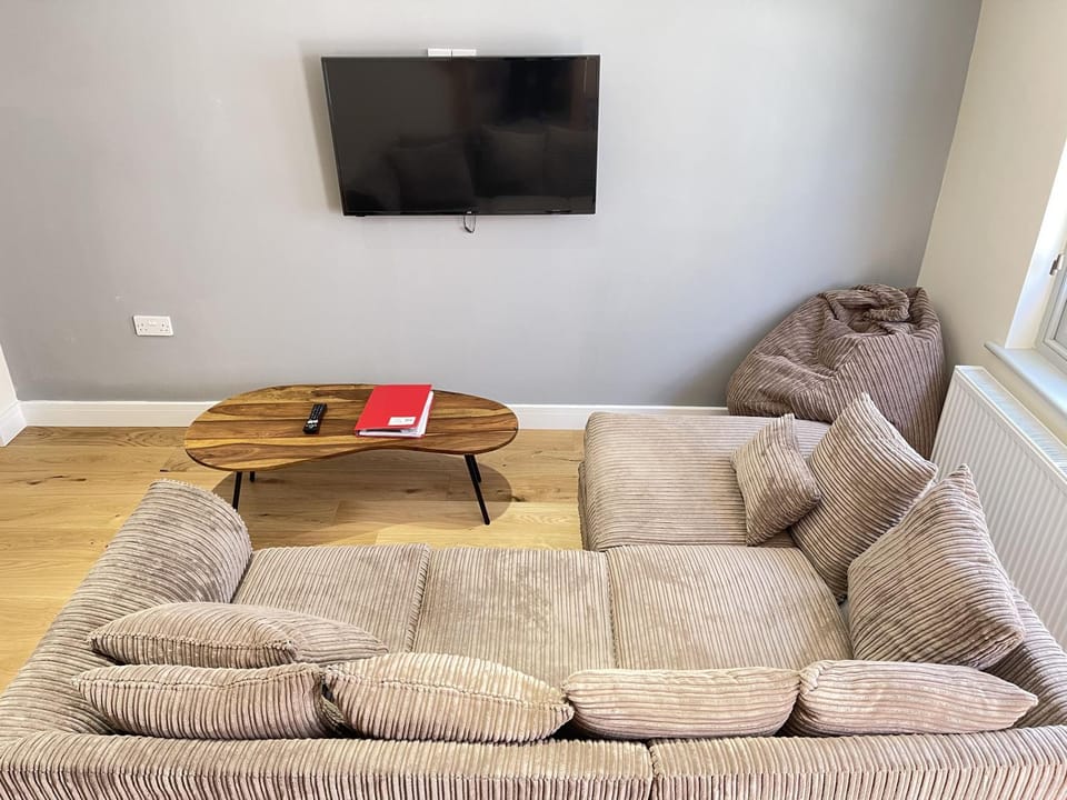 Property building, TV and multimedia, Living room, Seating area