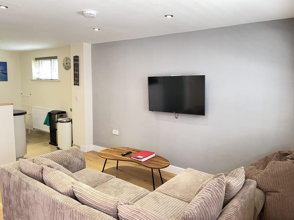 Property building, TV and multimedia, Living room, Seating area