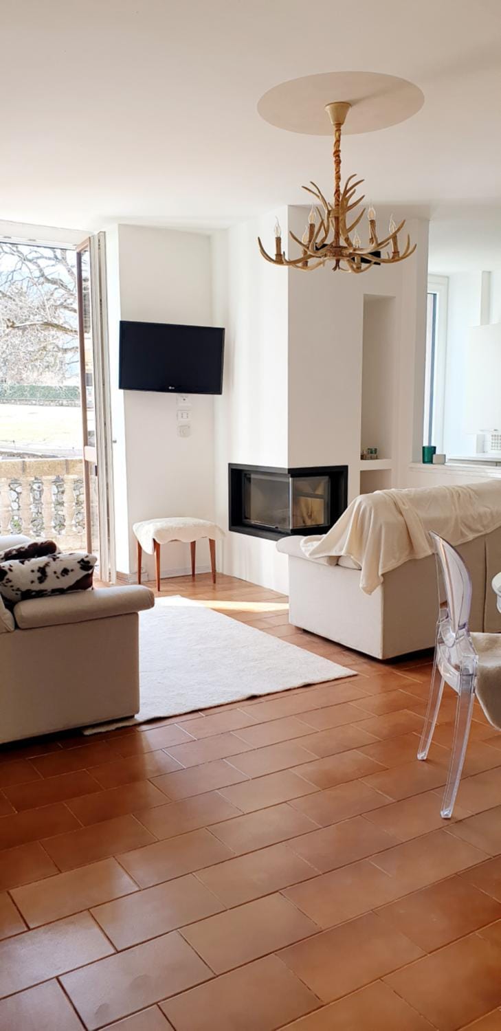 TV and multimedia, Living room, Seating area, Dining area