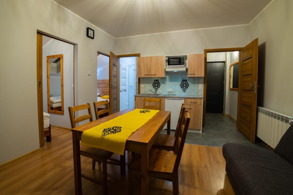Kitchen or kitchenette, Living room, Seating area, Dining area