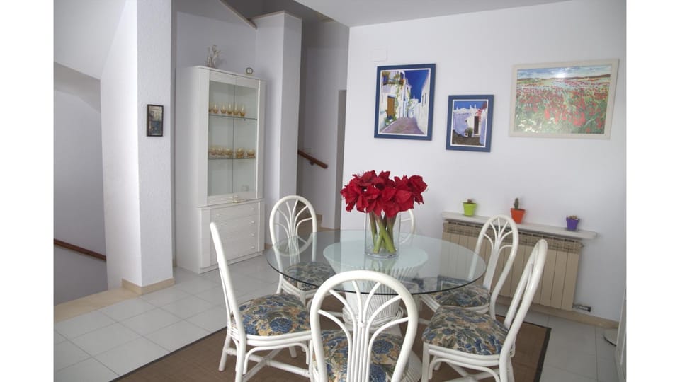 Seating area, Dining area