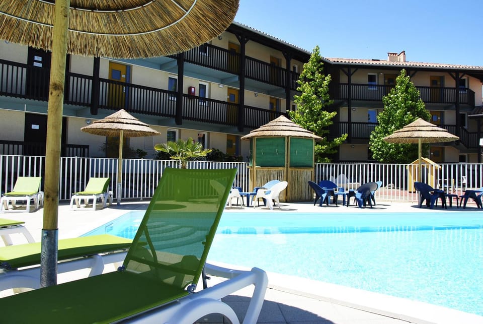 Swimming pool, sunbed