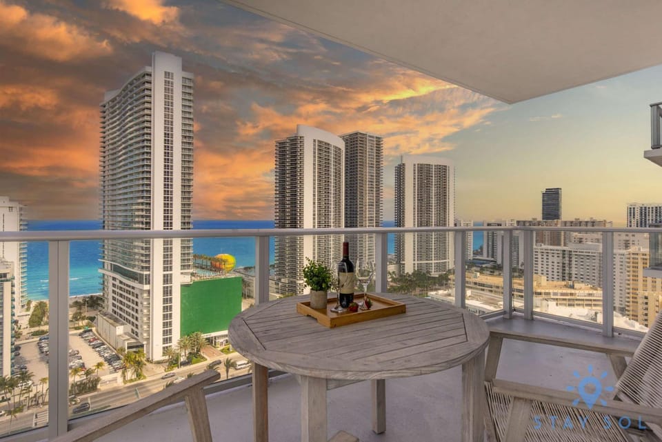 High-Floor with Stunning Views-Luxury Condo - Pools Apartment in Hollywood Beach