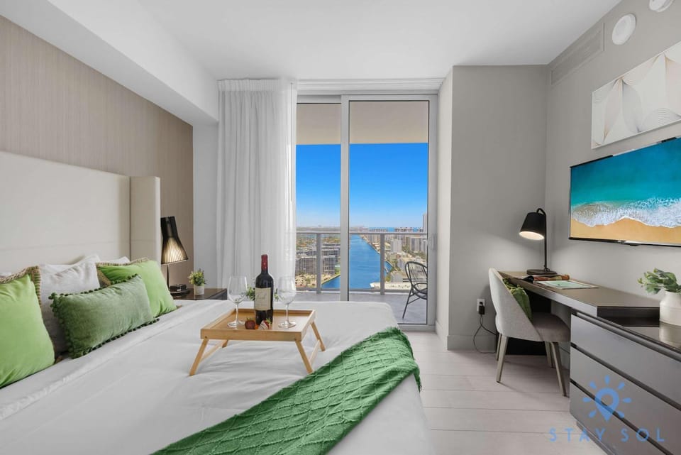 Luxury 2Br Front Ocean & Bay View, Amazing Pools Apartment in Hollywood Beach