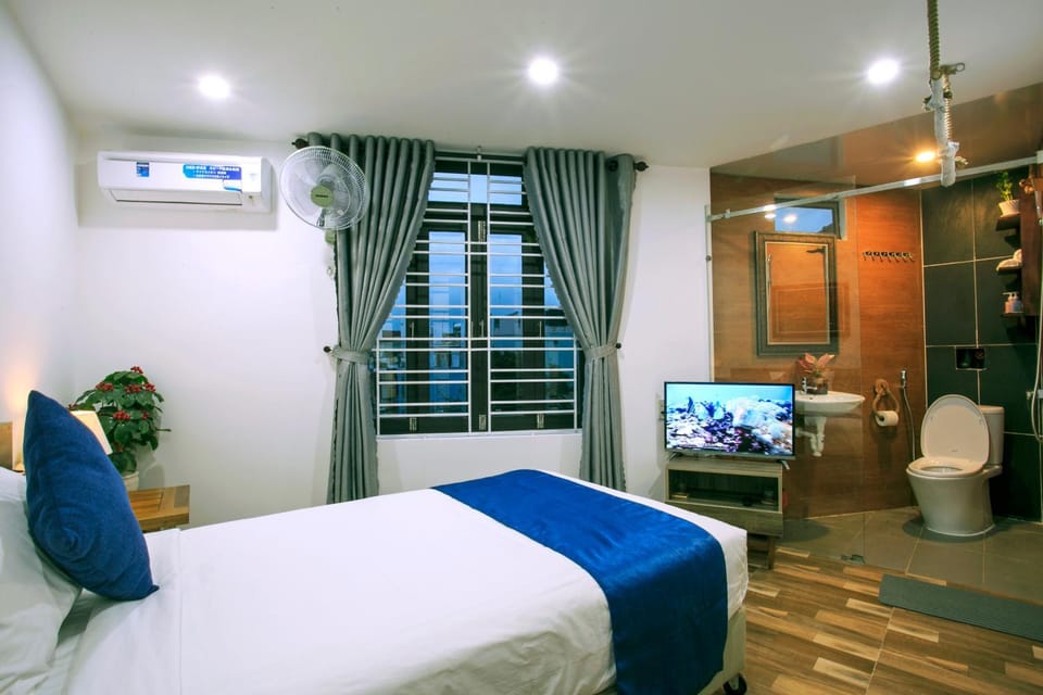 Communal lounge/ TV room, Bed, TV and multimedia, Living room, Photo of the whole room, Seating area, Evening entertainment, Bedroom, air conditioner