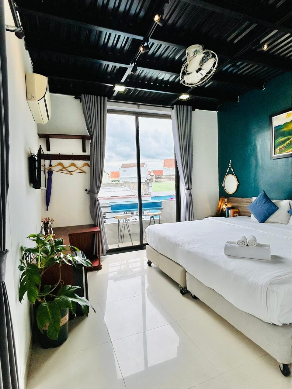 Bed, Photo of the whole room, Bedroom, towels