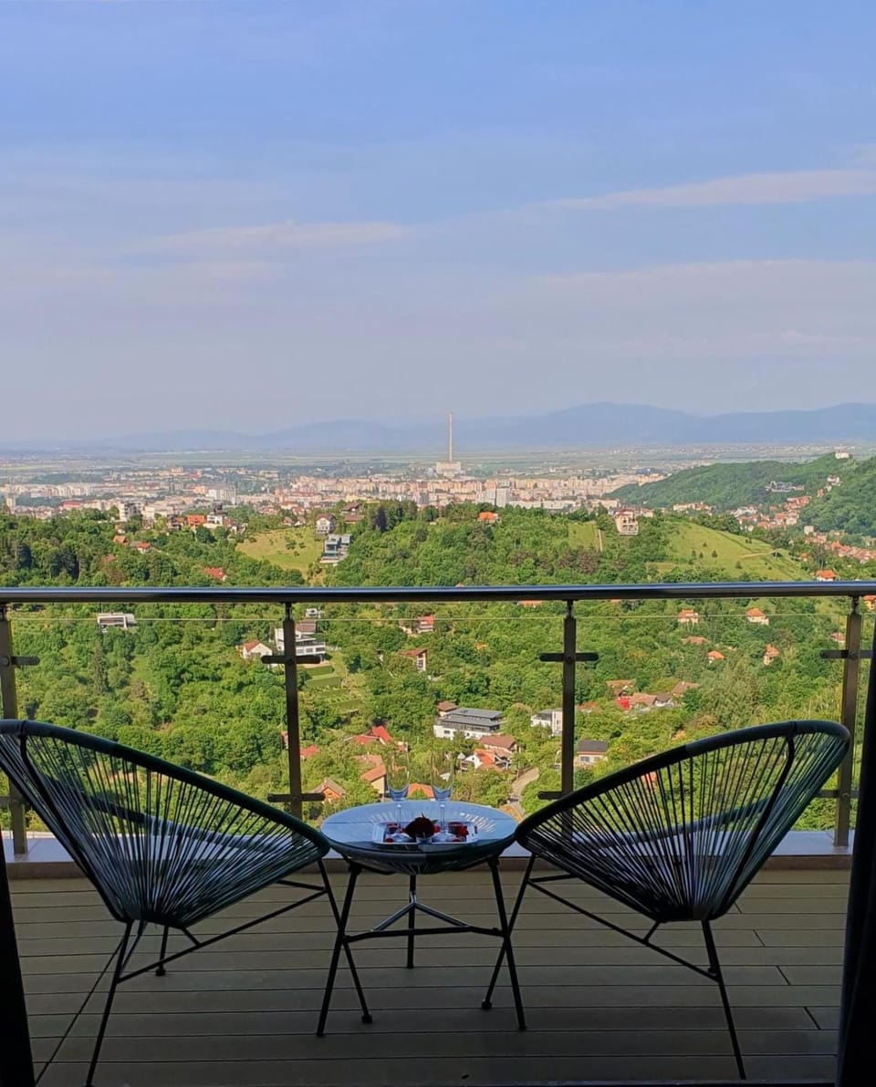 Seasons-Top of the city Apartment in Brasov