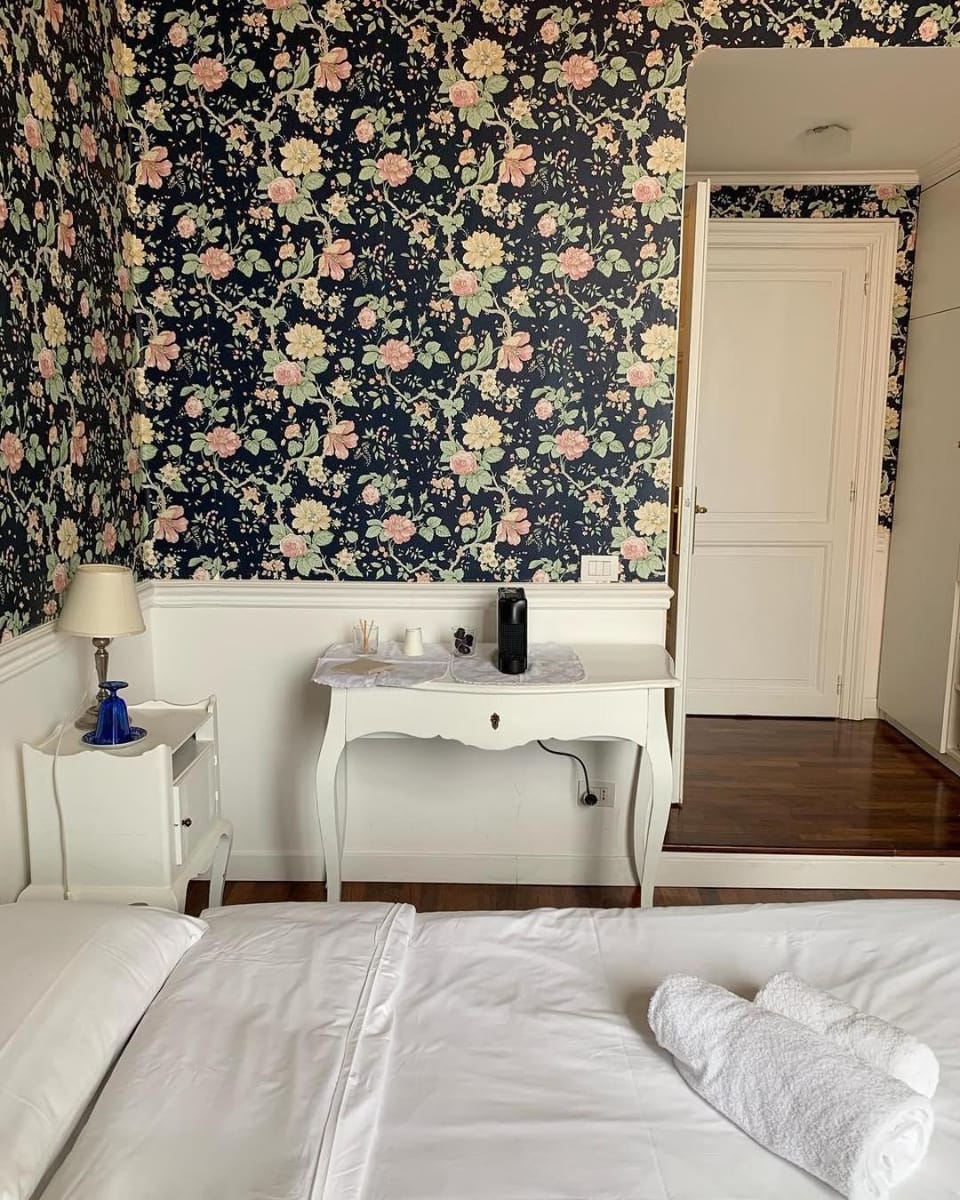 Bed, Bedroom, Drinks