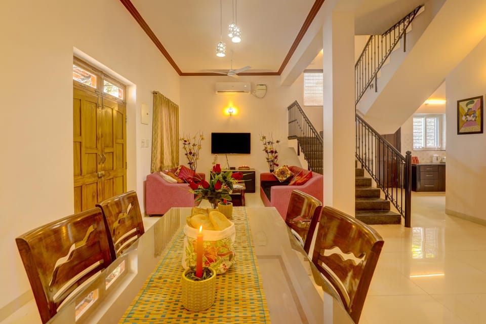 TV and multimedia, Living room, Seating area, Dining area