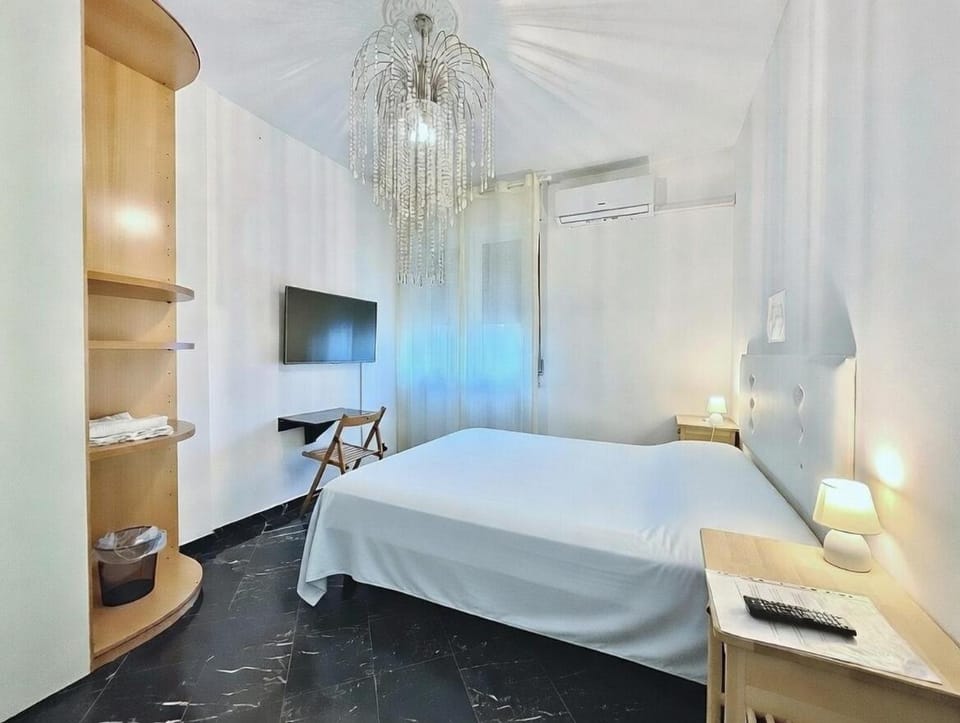 Bed, TV and multimedia, Photo of the whole room, Bedroom