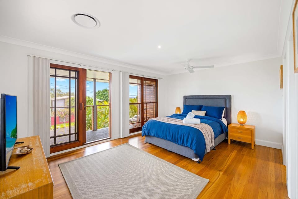 Bed, Bathroom, TV and multimedia, Balcony/Terrace, Bedroom, wardrobe