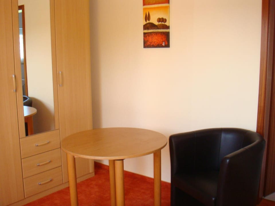 Photo of the whole room, Decorative detail