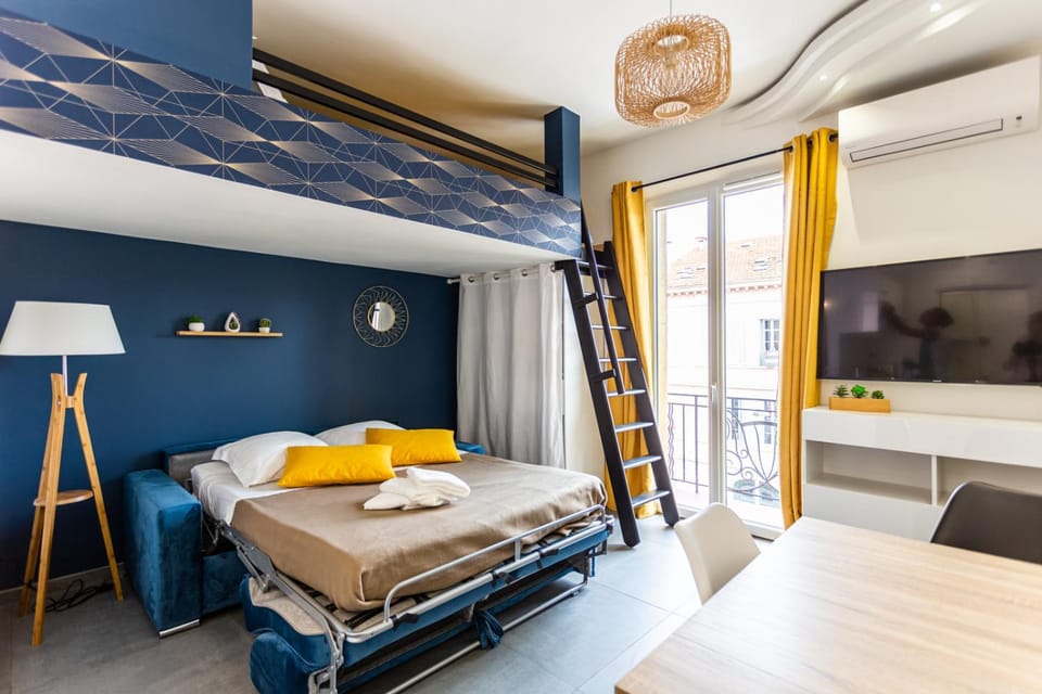 Bed, Photo of the whole room