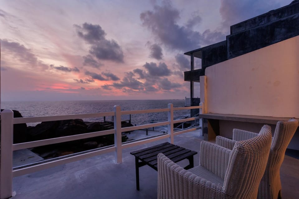 Patio, Natural landscape, View (from property/room), Balcony/Terrace, Seating area, Sea view, Sea view, Sunset, sunbed, sunbed