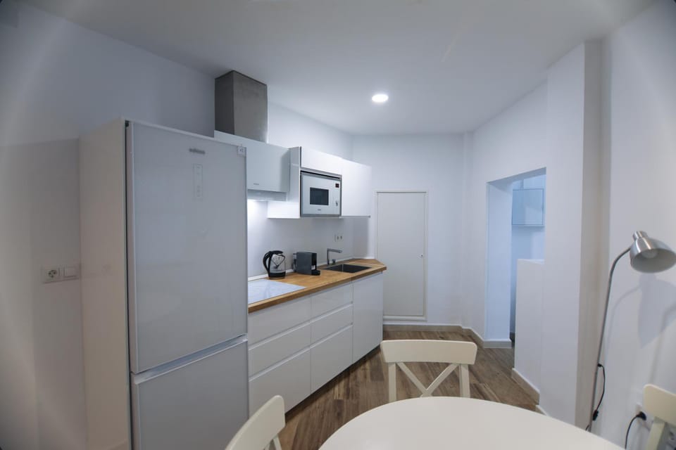 Kitchen or kitchenette, Dining area, stove
