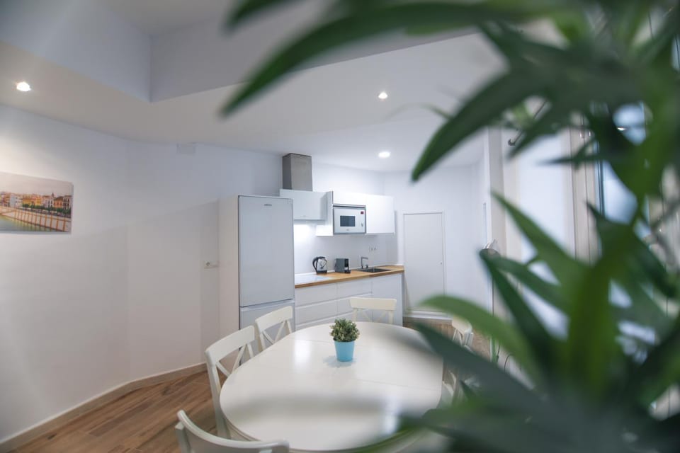 Kitchen or kitchenette, Dining area, minibar