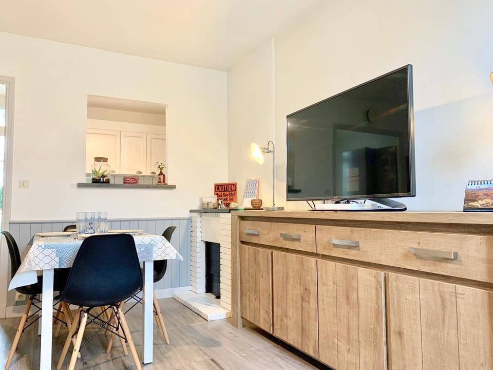 Living room, Lounge or bar, Seating area, Dining area