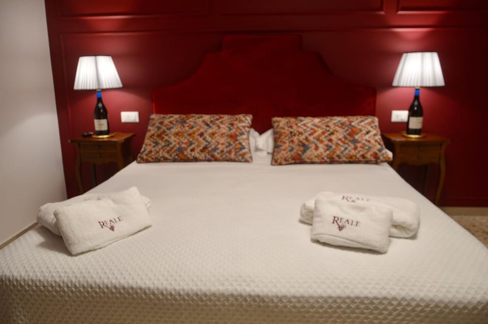 Bedroom, towels