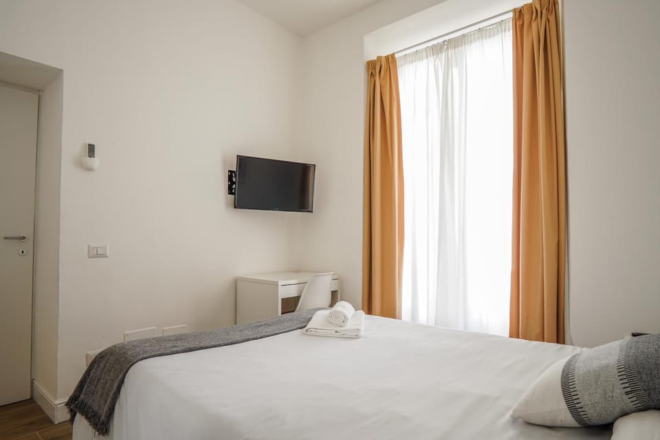 Bed, TV and multimedia, Photo of the whole room