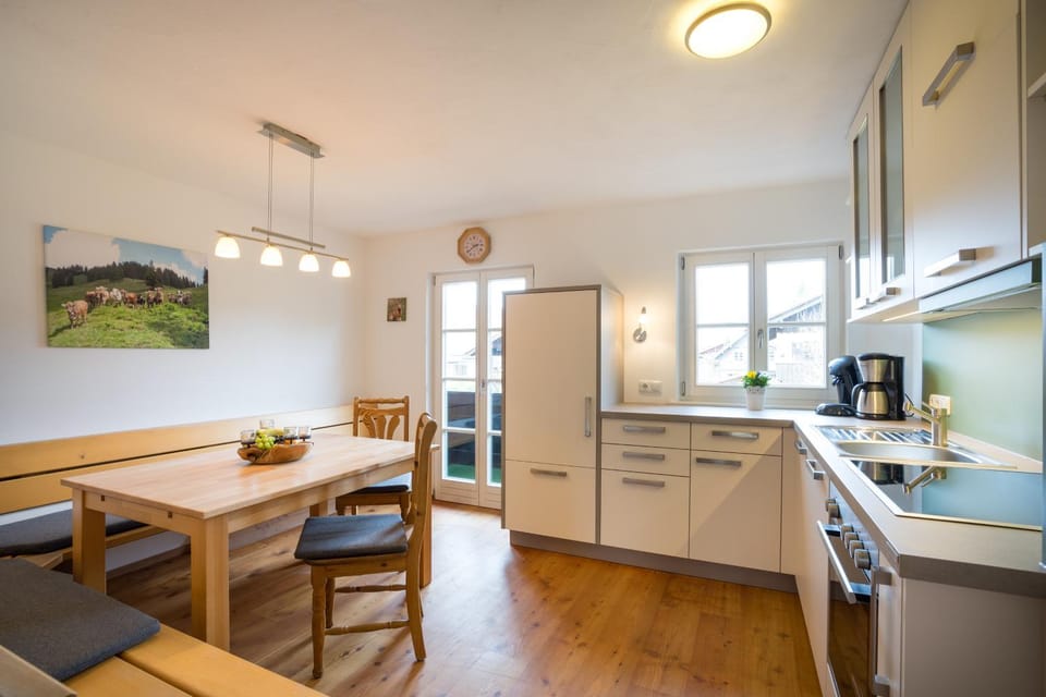 Dining area, kitchen