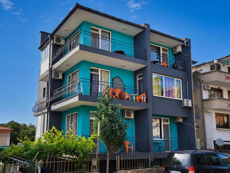 Property building, Day, Neighbourhood, Street view, Parking