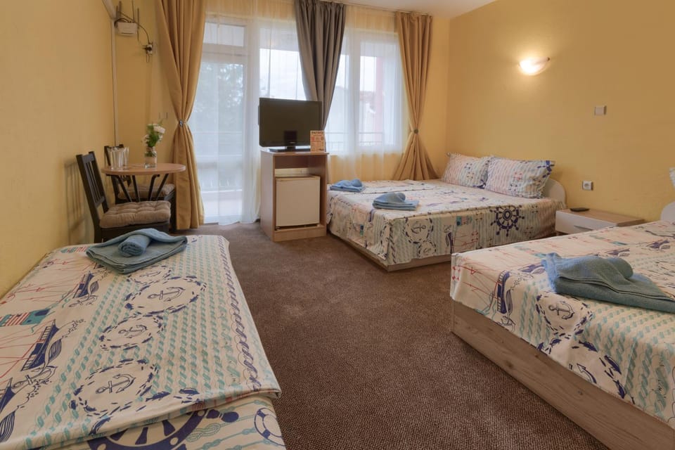 Communal lounge/ TV room, Bed, TV and multimedia, Photo of the whole room, Seating area, Bedroom, towels