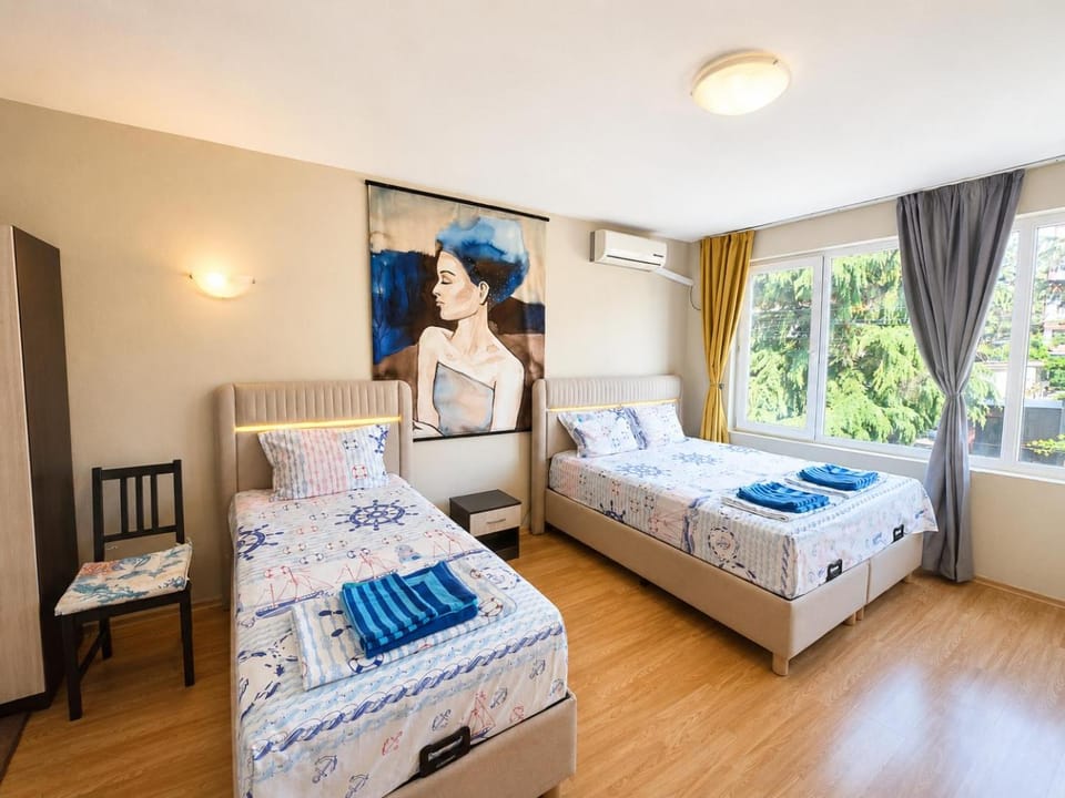 Bed, Photo of the whole room, Bedroom, towels
