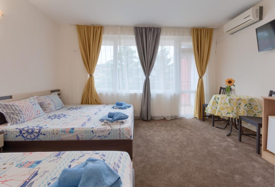 Bed, TV and multimedia, Photo of the whole room, Seating area, Bedroom, air conditioner