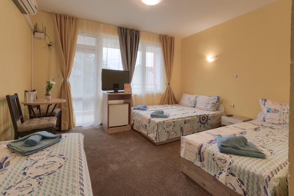 Communal lounge/ TV room, Bed, TV and multimedia, Photo of the whole room, Bedroom, internet, towels, air conditioner