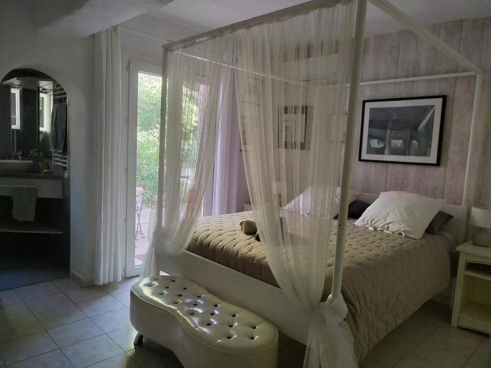 Bed, Photo of the whole room