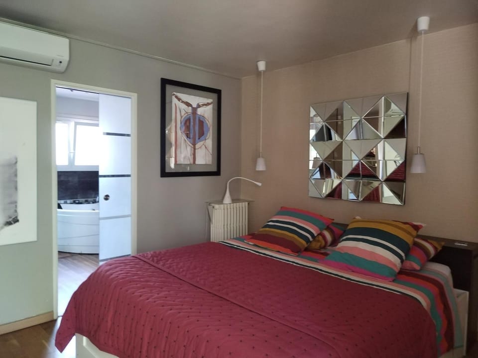 Photo of the whole room, air conditioner