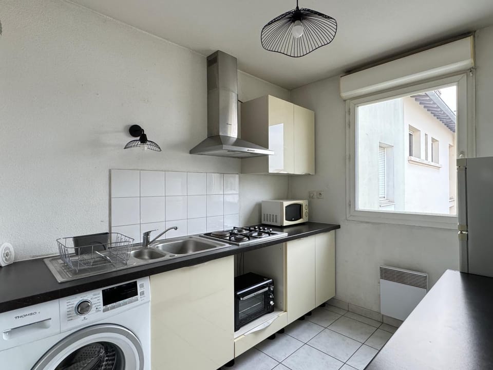 Kitchen or kitchenette, oven, stove, washing machine