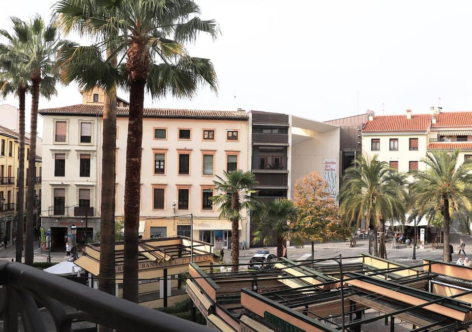 Property building, Nearby landmark, Restaurant/places to eat, Neighbourhood