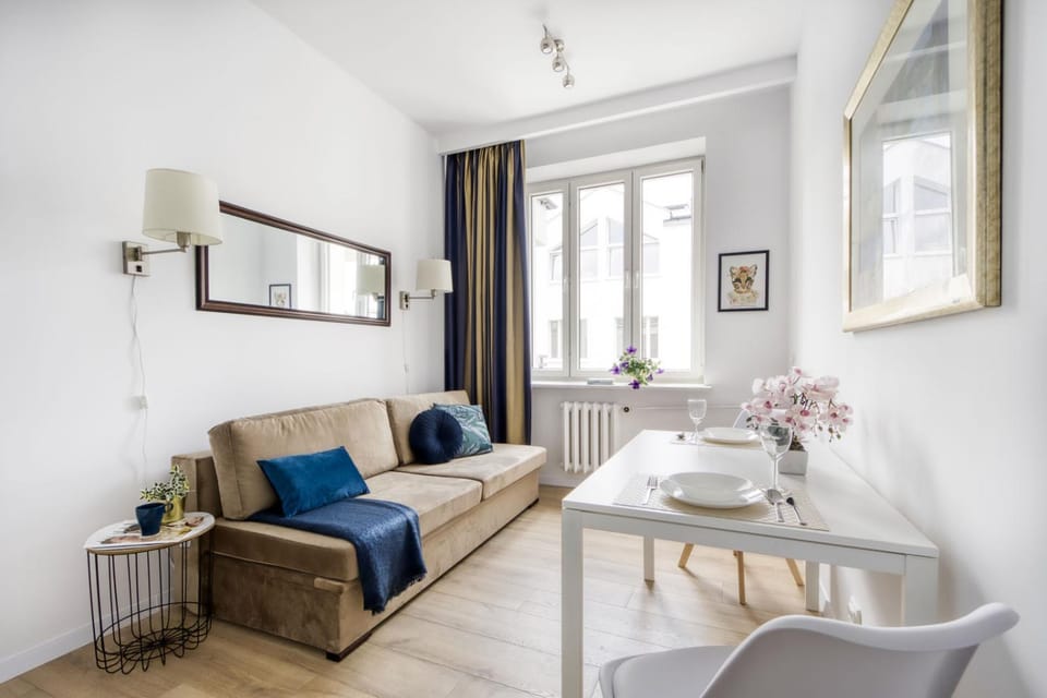 Bed, Photo of the whole room, Seating area, Bedroom