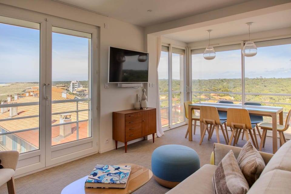 View (from property/room), Living room, Seating area, Dining area