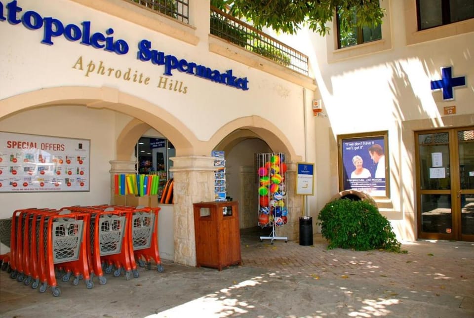 Neighbourhood, On-site shops, On site, Supermarket/grocery shop, Shopping Area