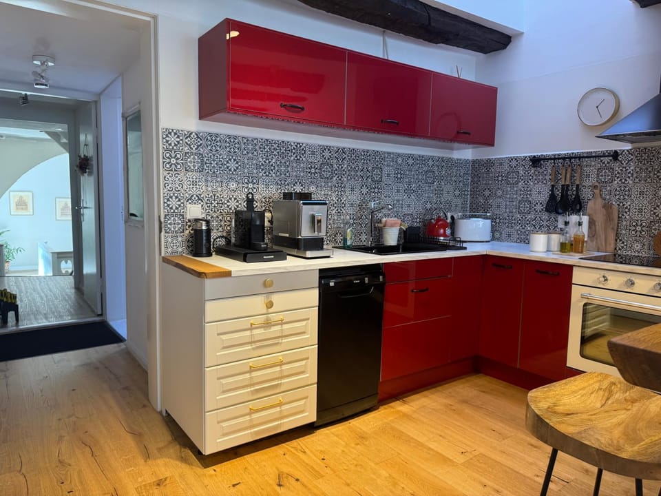 Coffee/tea facilities, Kitchen or kitchenette, oven, stove, toaster