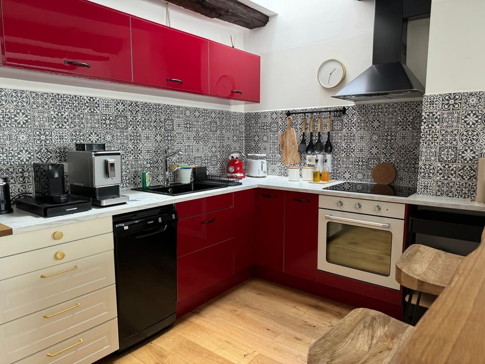 Coffee/tea facilities, Kitchen or kitchenette, dishwasher, oven, stove, toaster