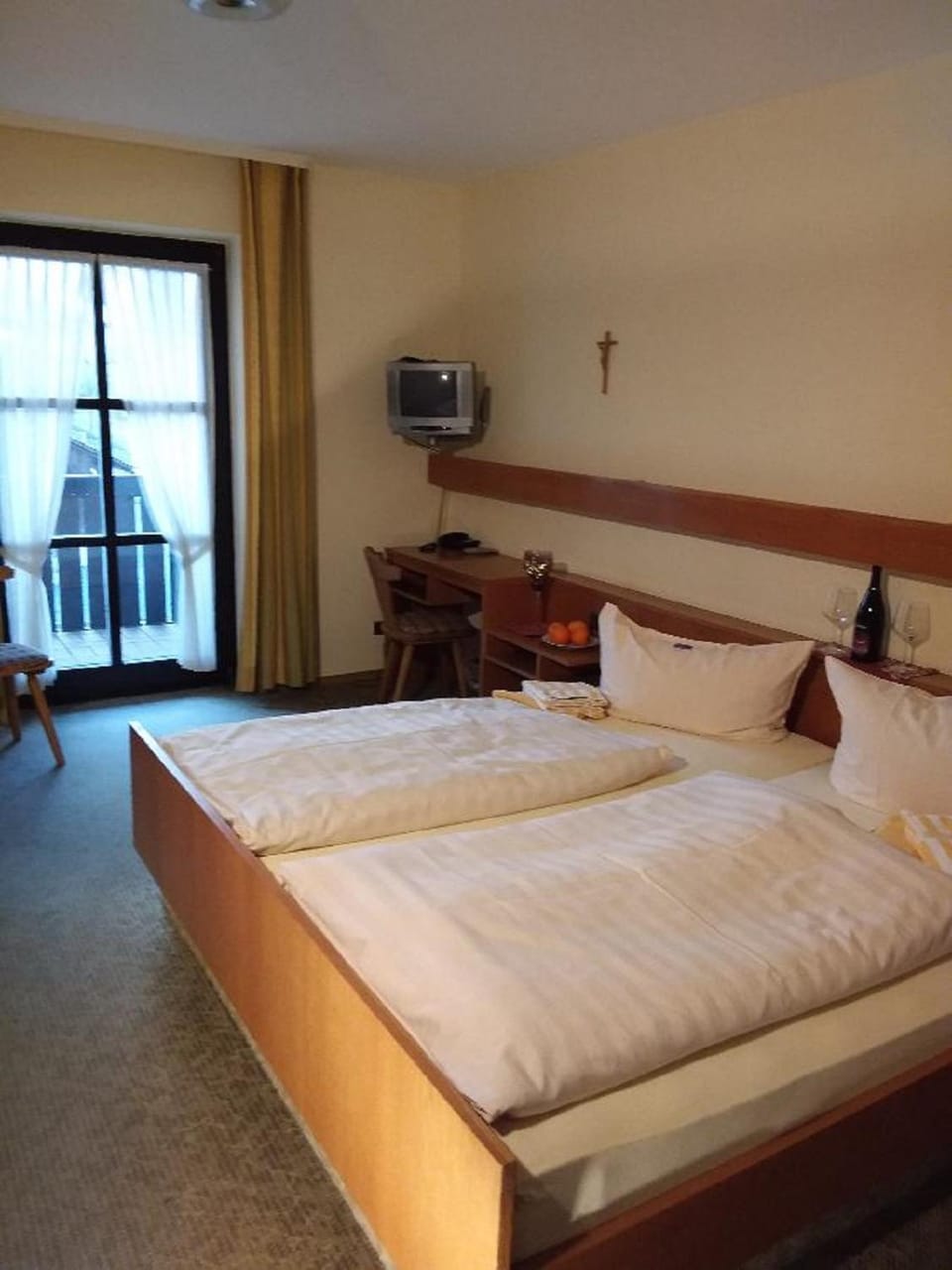 Bed, TV and multimedia, Bedroom