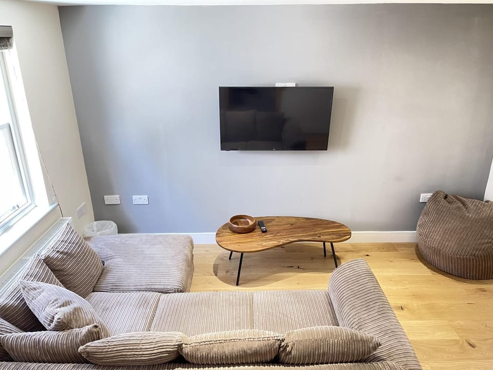 Property building, TV and multimedia, Living room, Seating area